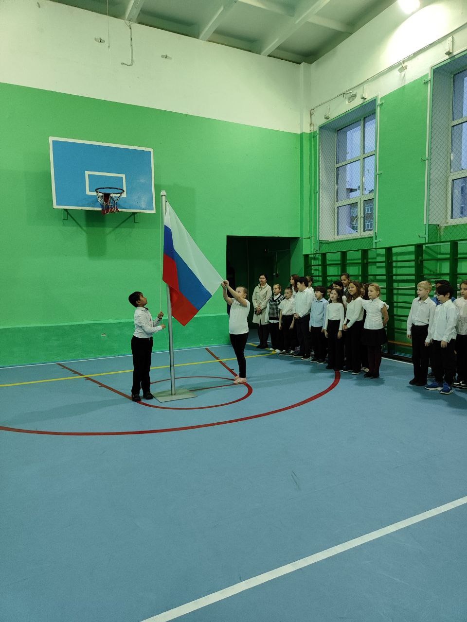 Утро понедельника началось с традиционной линейки.