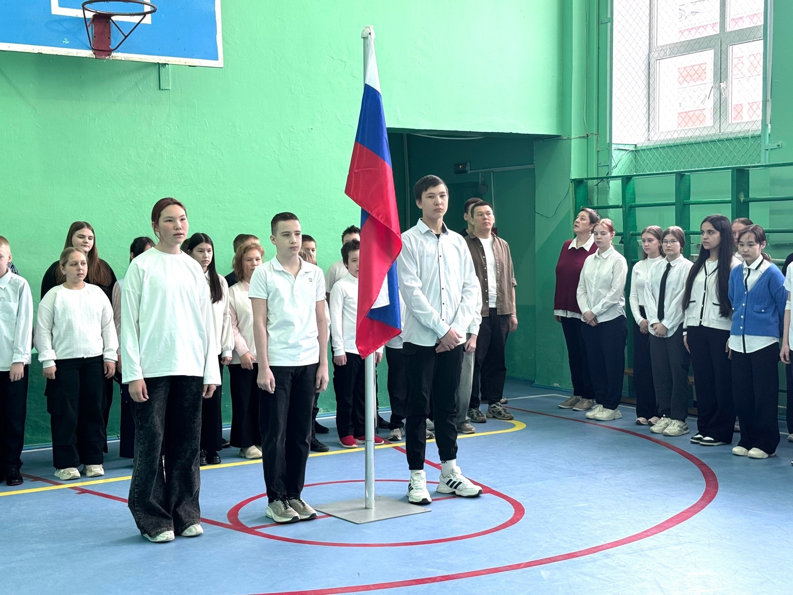 Понедельник предпоследней учебной недели начался с торжественной линейки для 5-8 классов.