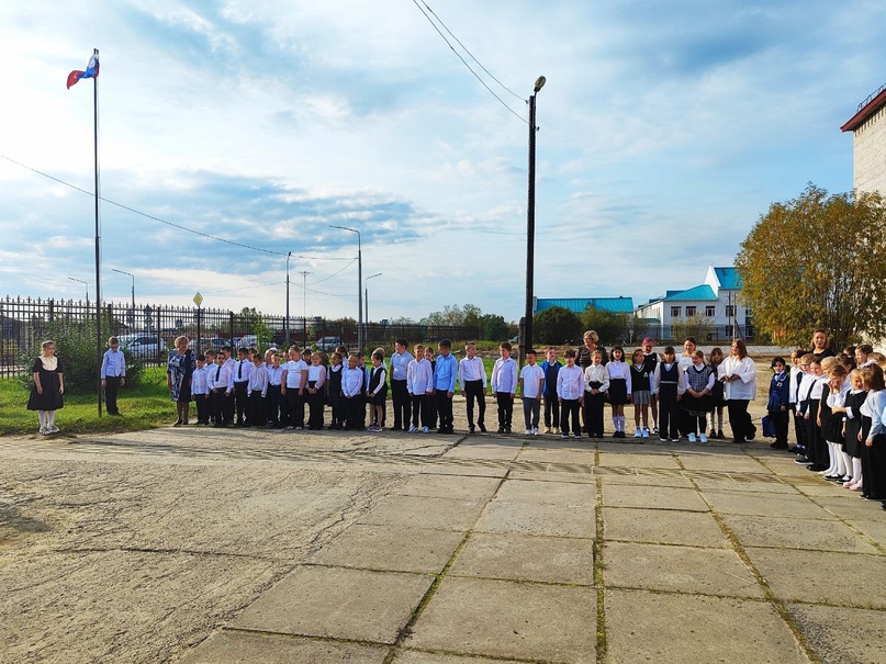 Учебная неделя началась с традиционной линейки, поднятия флага и исполнения гимна Российской Федерации..