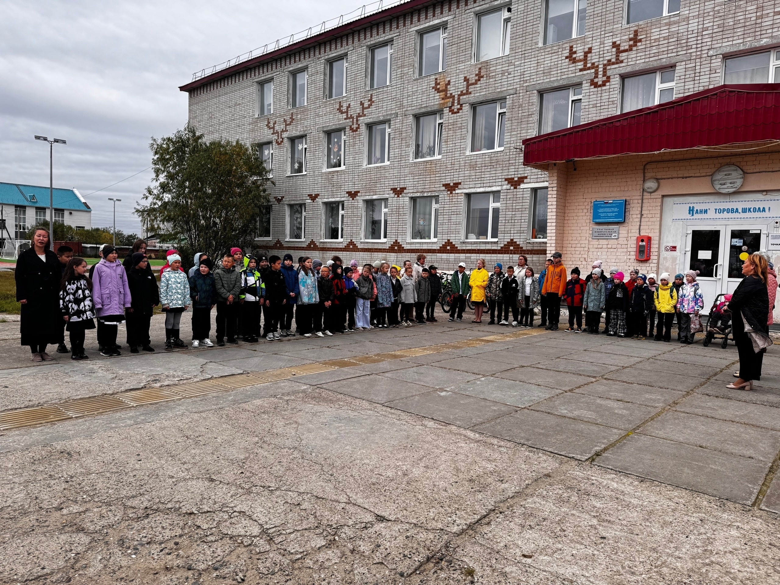 Новая учебная неделя началась с традиционной линейки.