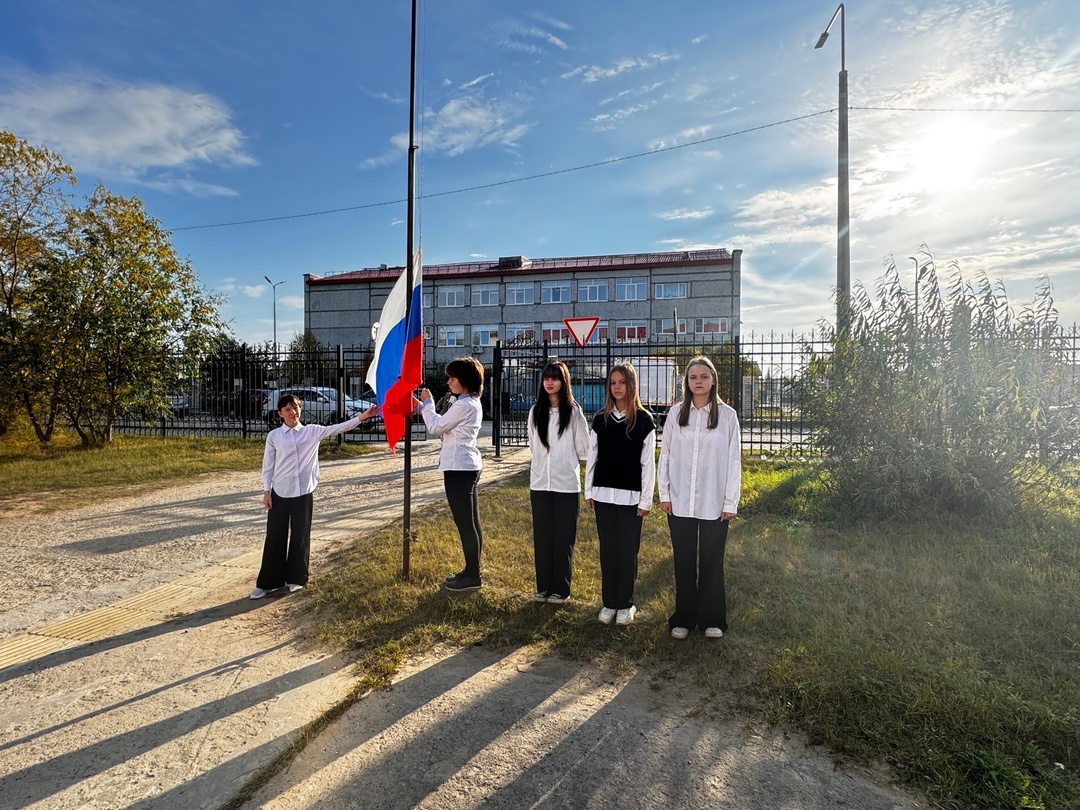 Утро понедельника началось с традиционной линейки.