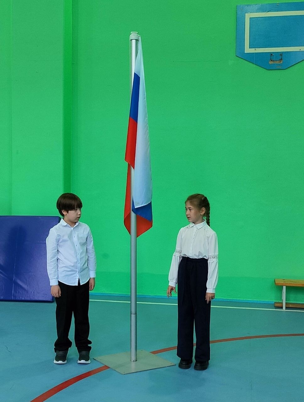 Новая учебная неделя началась с поднятия флага и исполнения гимна РФ.