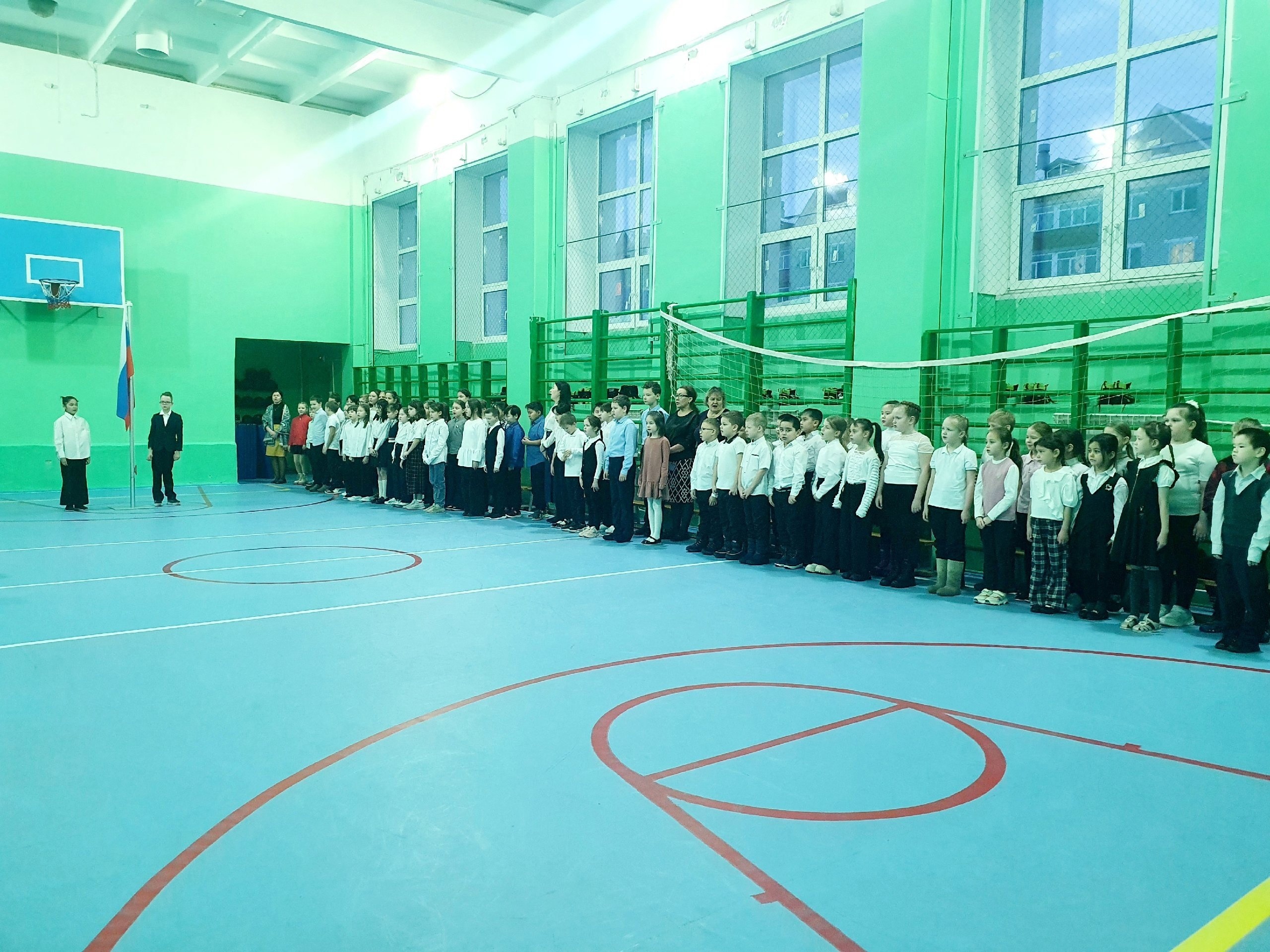 В школе прошла традиционная церемония поднятия флага РФ и исполнение гимна РФ..