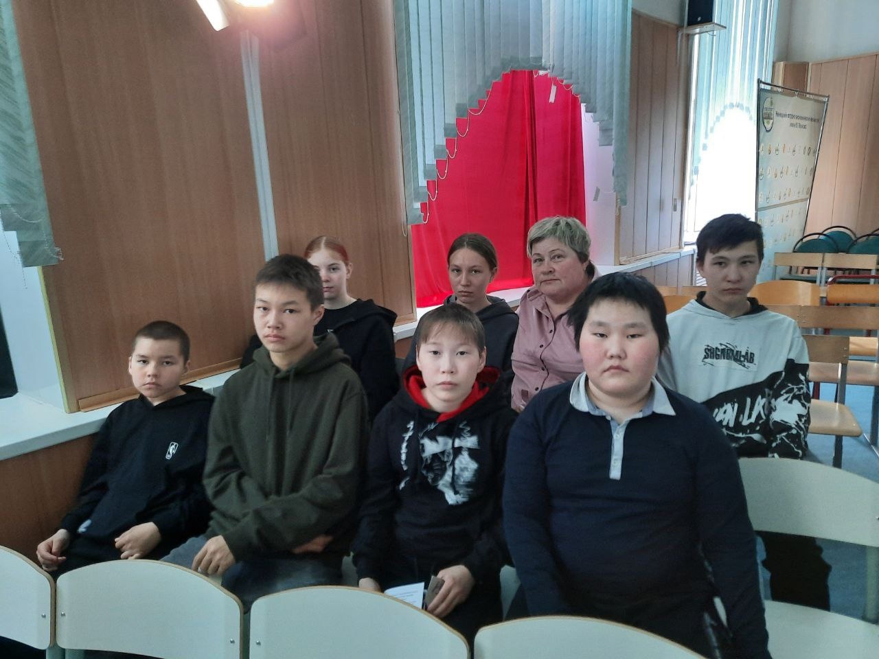 10 мая воспитанники пришкольного интерната побывали на спектакле Народного самодеятельного студенческого театра &amp;quot;Улыбка&amp;quot; Ненецкого аграрно-экономического техникума имени В.Г. Волкова.