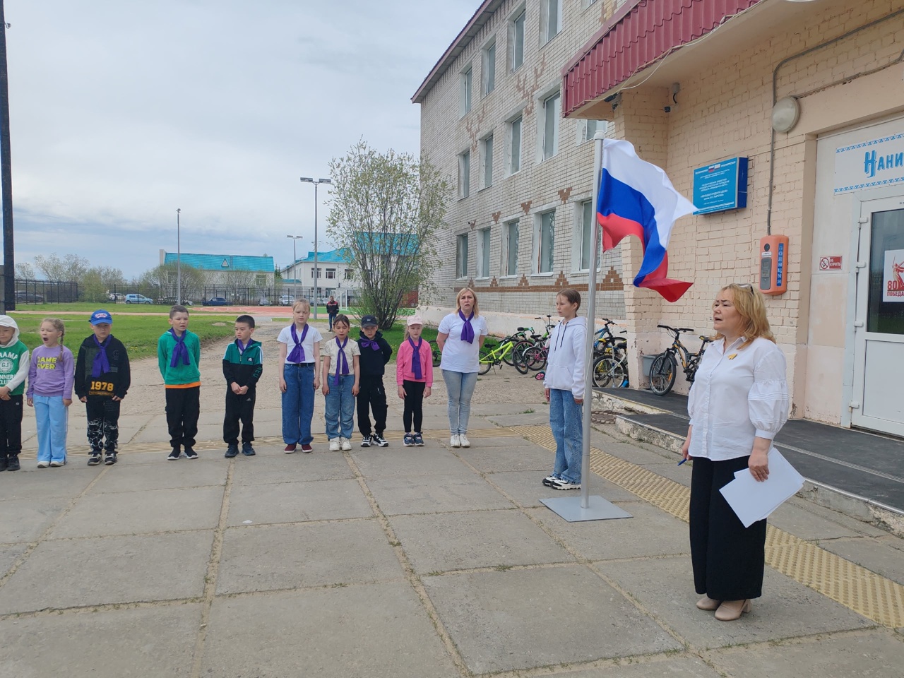 Утро понедельника в пришкольном лагере &amp;quot;Здоровейка&amp;quot; началось с торжественного поднятия флага Российской Федерации и исполнения гимна..