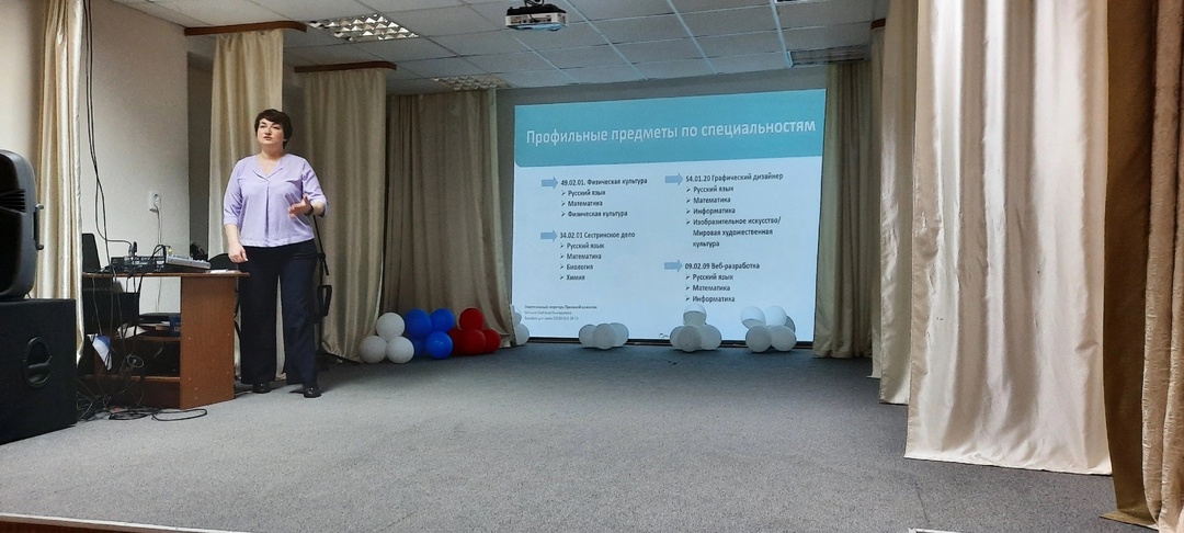 Профориентационную беседу с выпускниками школы сегодня провела заместитель директора по воспитательной работе ГБПОУ НАО «Нарьян-Марского социально-гуманитарного колледжа имени И.П. Выучейского» Бодрова Ирина Эннановна.
